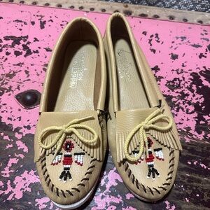 MINNETONKA Tan Leather Moccasins with Beaded Design Sz 9.5 - worn once